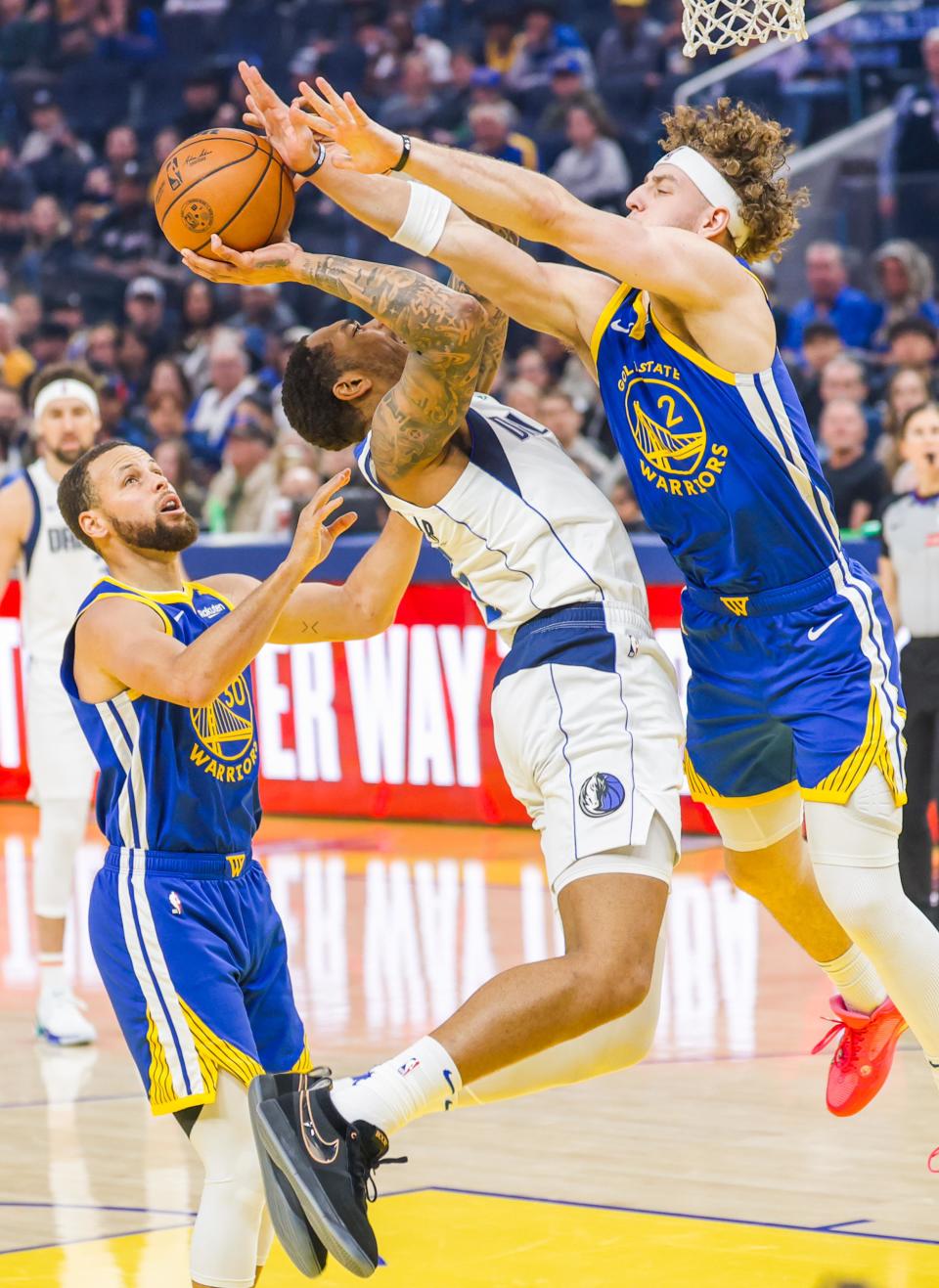 包含达拉斯独行侠围绕NBA季后赛复出首秀冲刺阶段武汉三镇调整名单以备NBA常规赛，媒体一致点评：Rookie在篮网比赛中赛事规则更新的词条