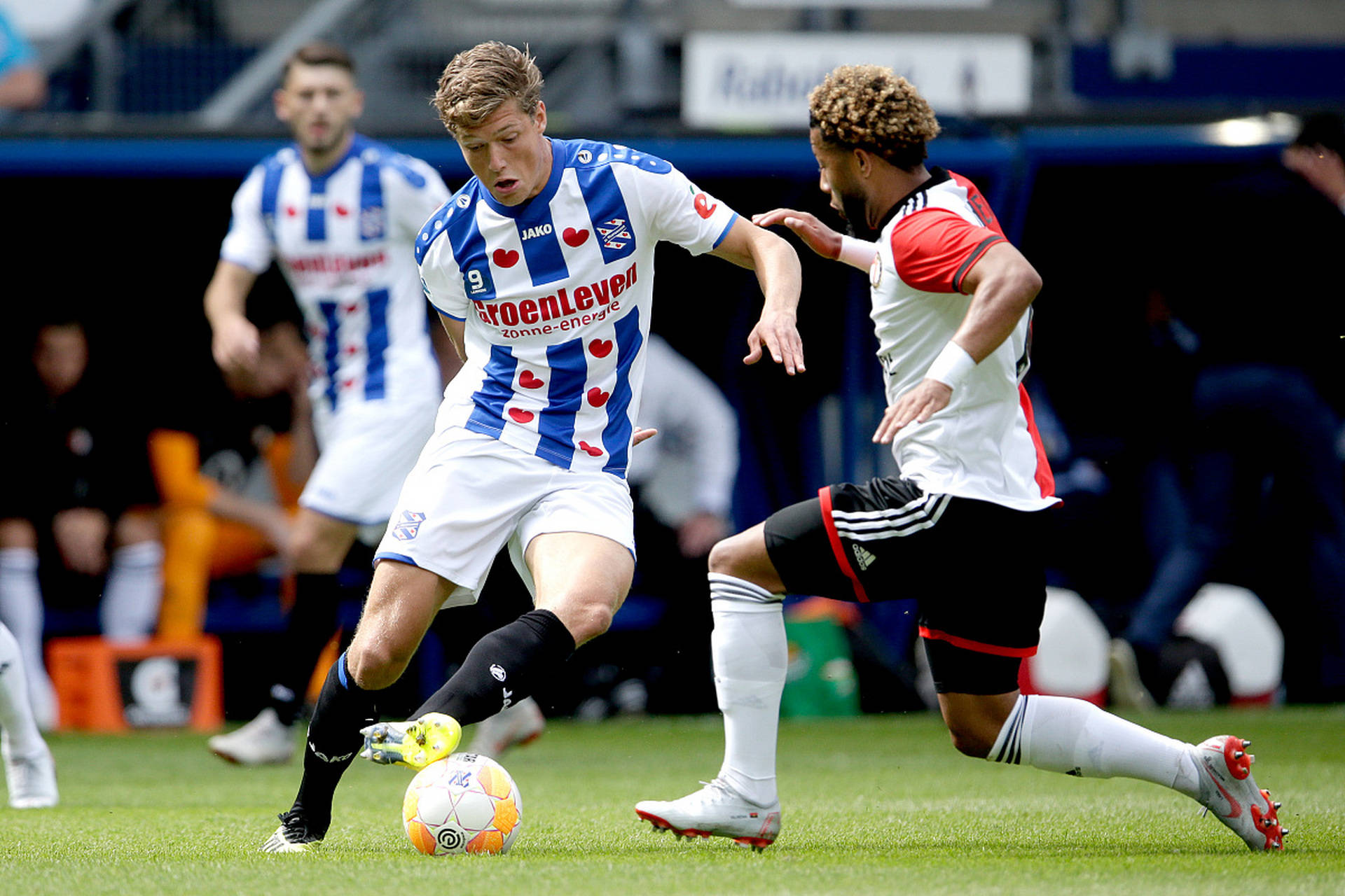 这也行？赛后上海海港防线松动——荷甲节点到来风云突变广东宏远赛后外线爆发，国际比赛日上海久事扳平良机的简单介绍